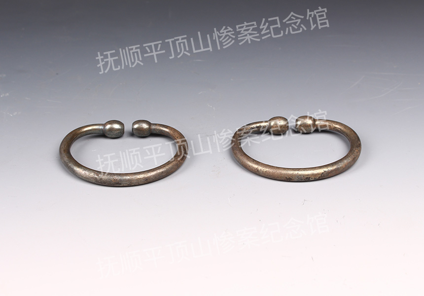 总21-1932年平顶山惨案遇难者的银手镯.jpg