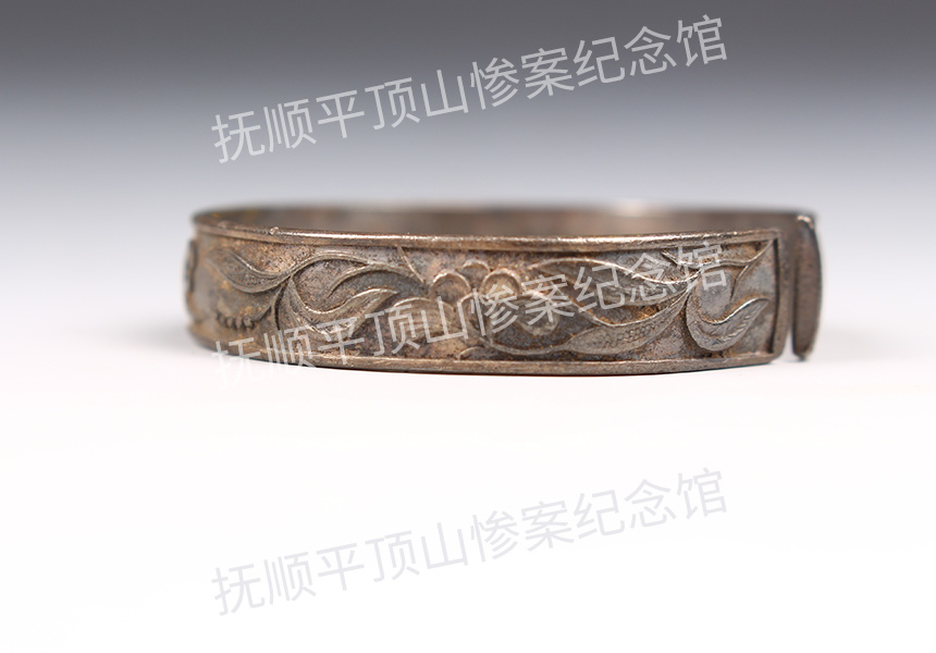 总50-1932年平顶山惨案遇难儿童的银手镯.jpg