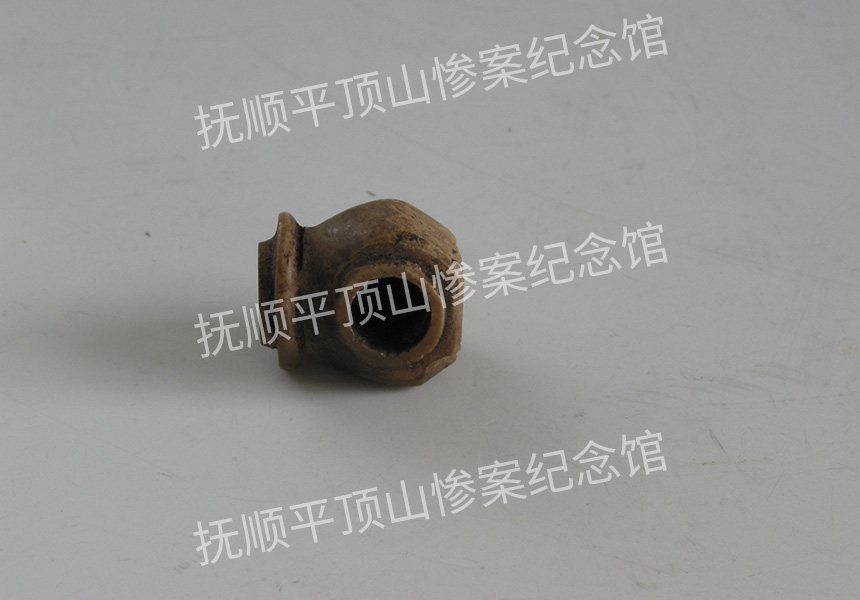 总146-1932年平顶山惨案遇难者的玉石烟袋锅.jpg